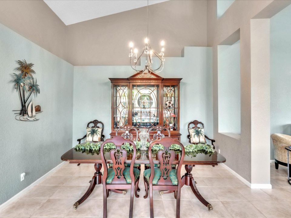 合同活跃: $9,500 (3 贝兹, 2 浴室, 2009 平方英尺)