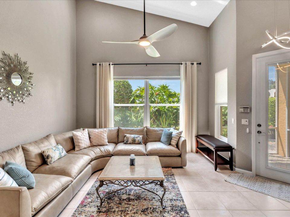 合同活跃: $9,500 (3 贝兹, 2 浴室, 2009 平方英尺)