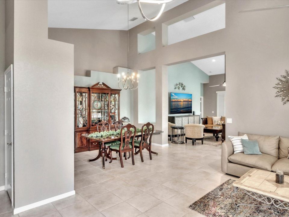 合同活跃: $9,500 (3 贝兹, 2 浴室, 2009 平方英尺)