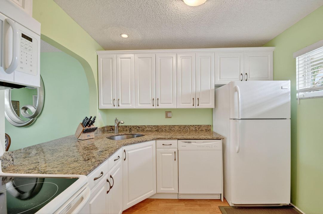 Active With Contract: $77,000 (2 beds, 2 baths, 1080 Square Feet)