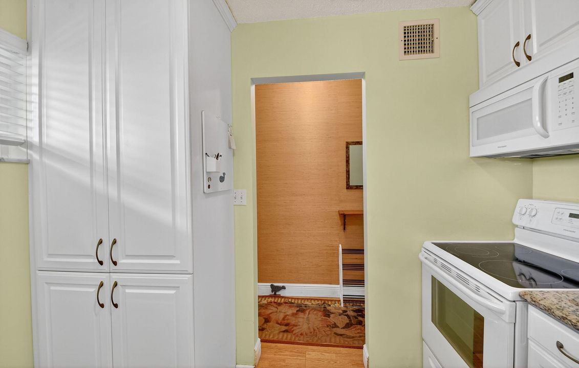 Active With Contract: $77,000 (2 beds, 2 baths, 1080 Square Feet)