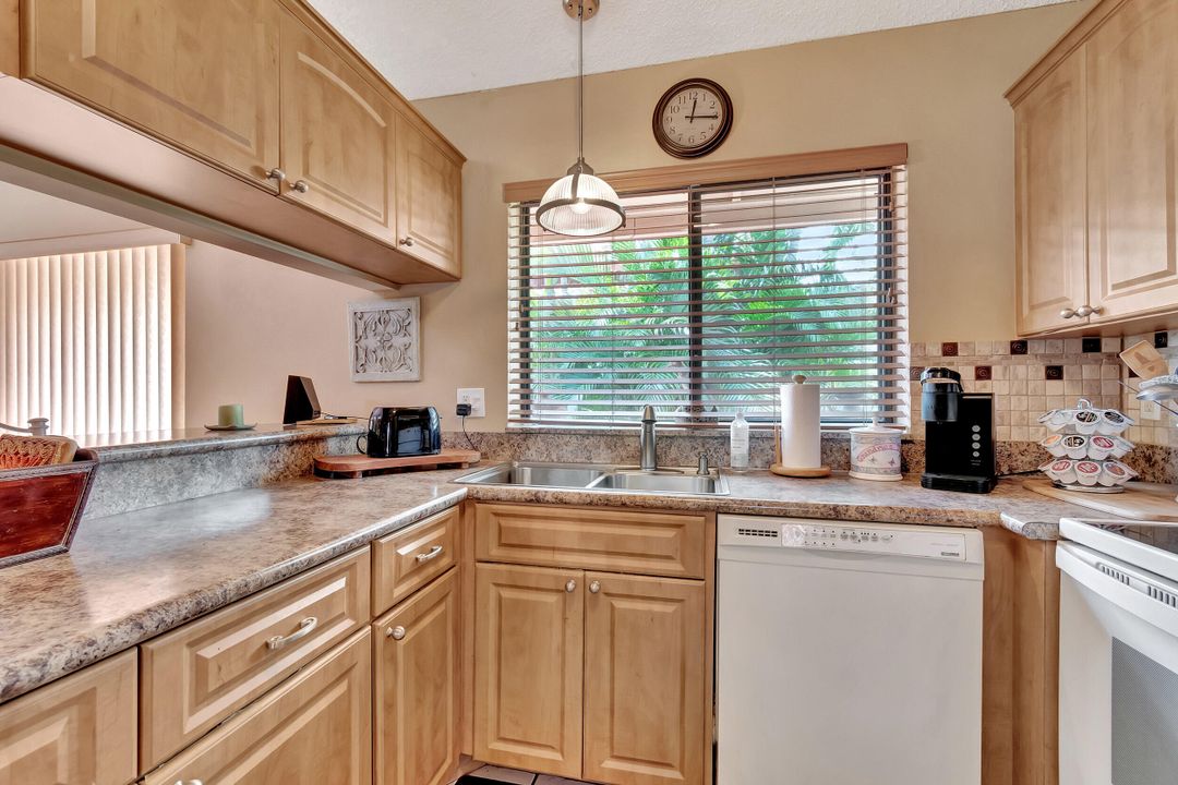 合同活跃: $4,000 (2 贝兹, 2 浴室, 1478 平方英尺)