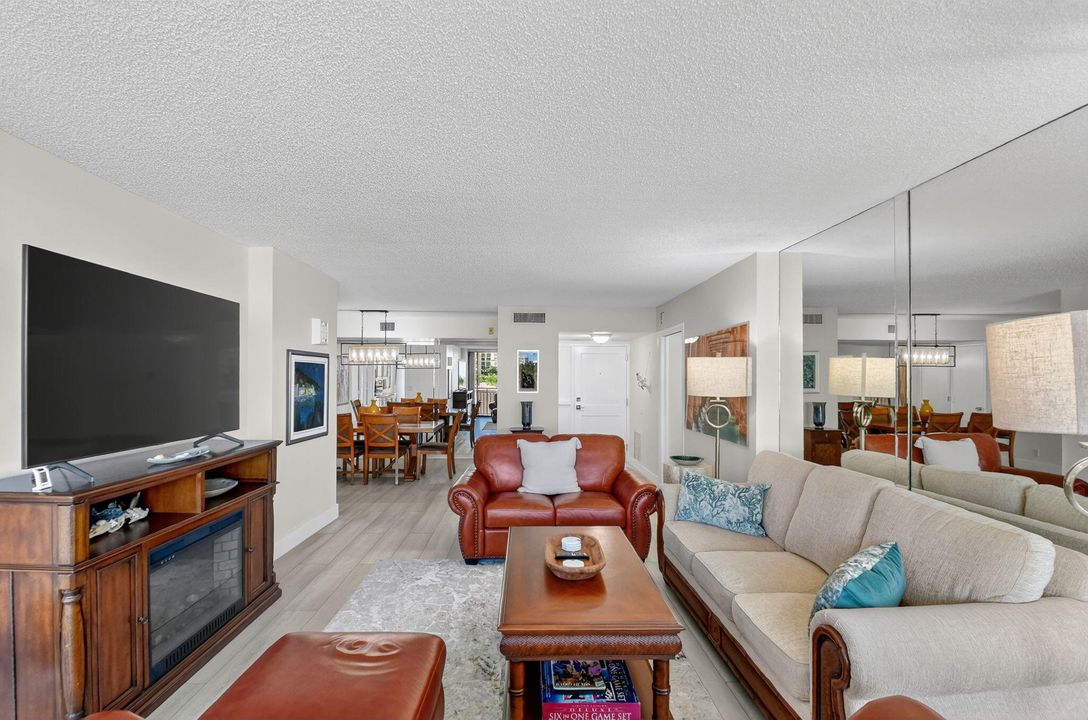 合同活跃: $4,900 (2 贝兹, 2 浴室, 1460 平方英尺)