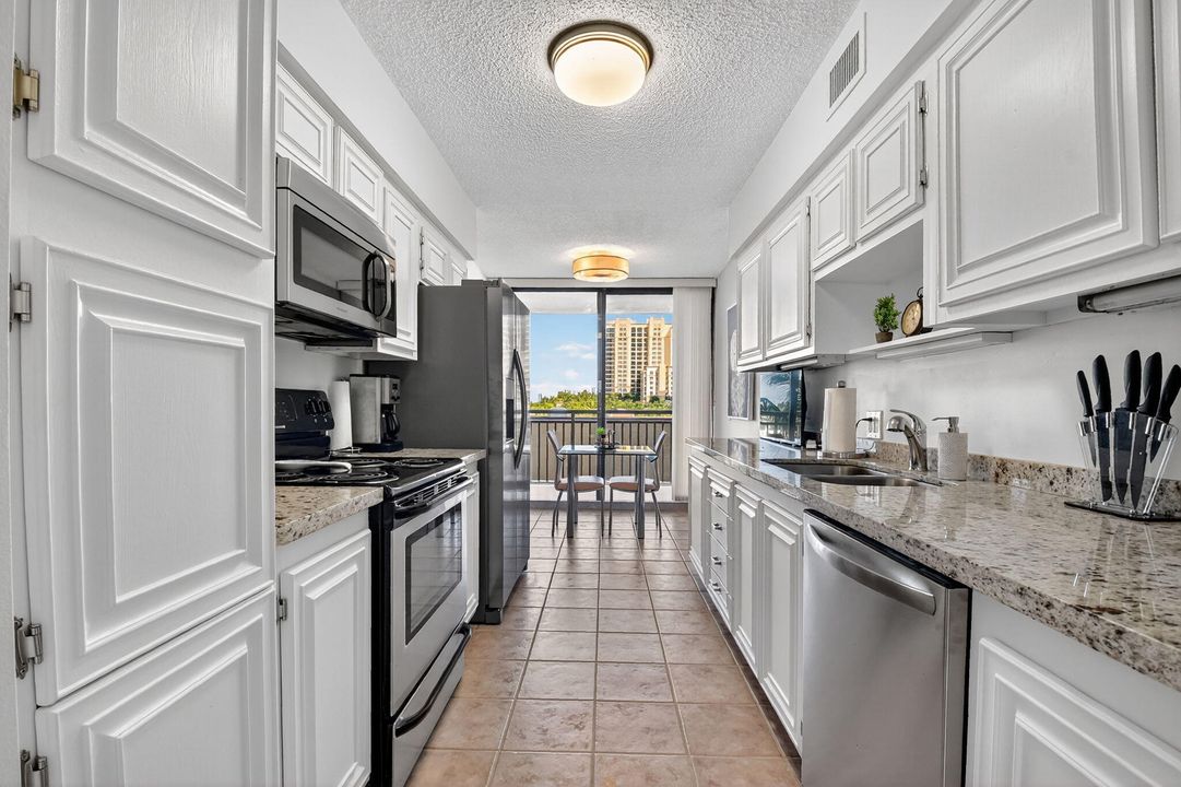 合同活跃: $4,900 (2 贝兹, 2 浴室, 1460 平方英尺)