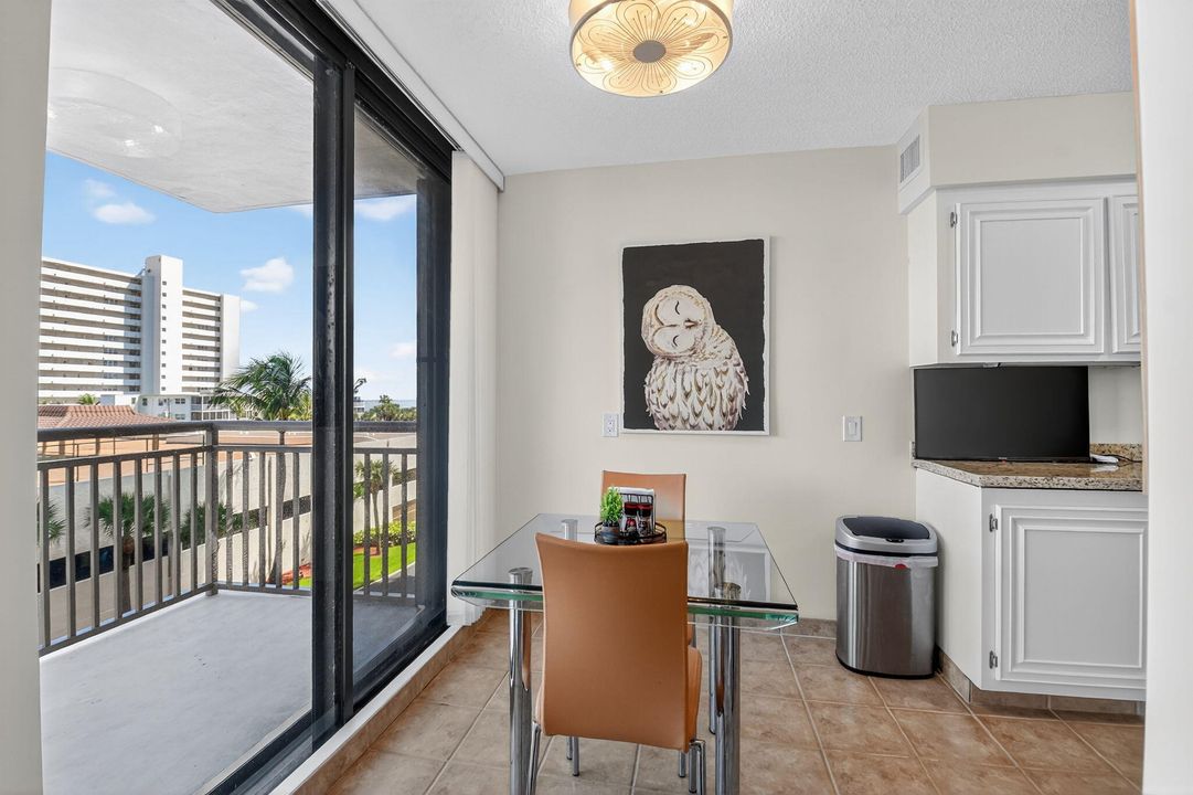 合同活跃: $4,900 (2 贝兹, 2 浴室, 1460 平方英尺)