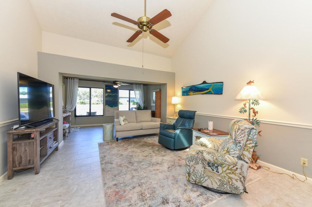 For Sale: $399,000 (2 beds, 2 baths, 1396 Square Feet)