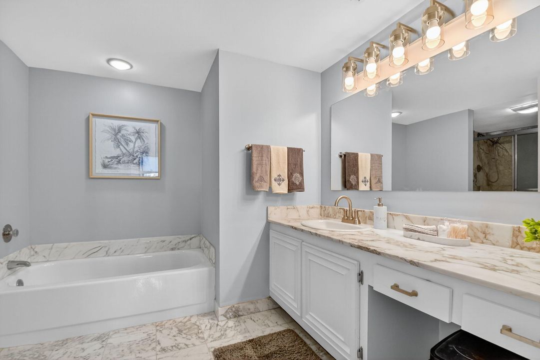 合同活跃: $4,900 (2 贝兹, 2 浴室, 1460 平方英尺)