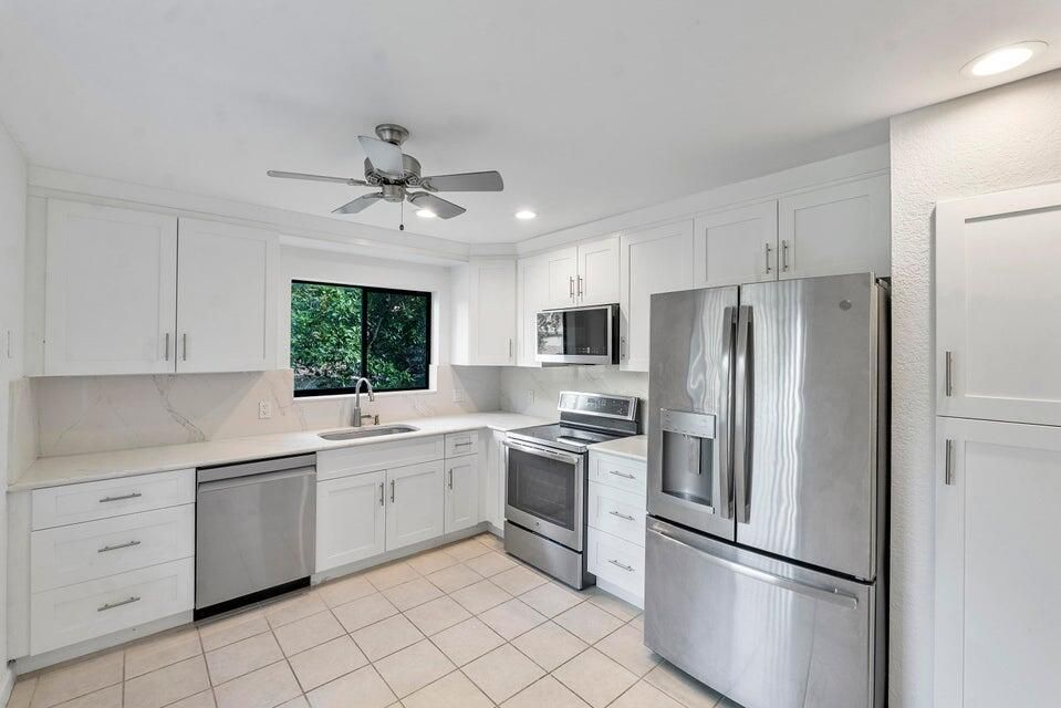 Active With Contract: $3,350 (3 beds, 2 baths, 1395 Square Feet)