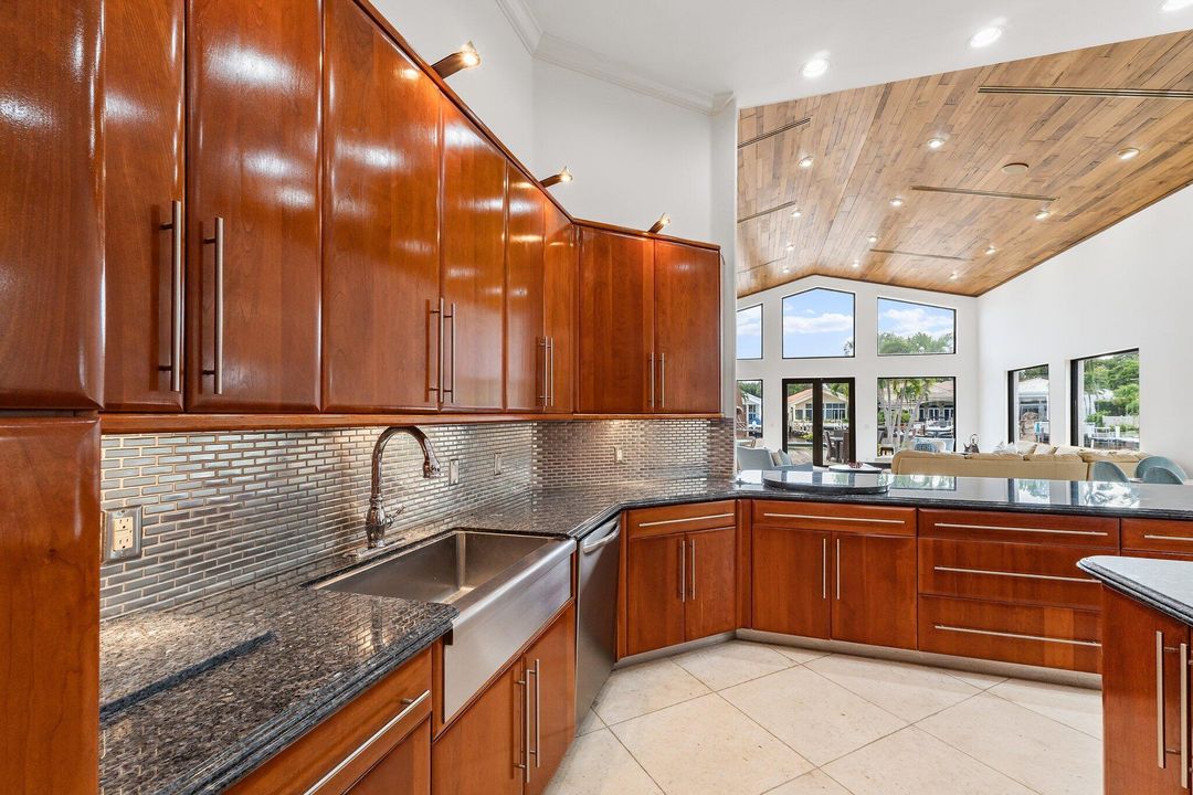 На продажу: $4,300,000 (5 спален, 6 ванн, 4489 Квадратных фут)