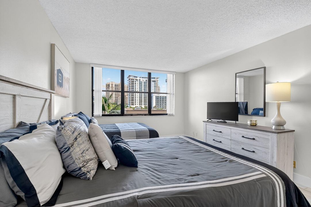 合同活跃: $4,900 (2 贝兹, 2 浴室, 1460 平方英尺)