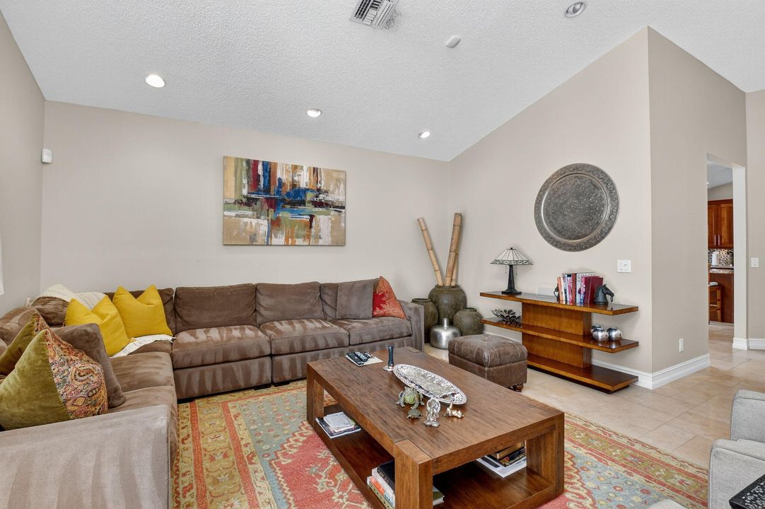 For Rent: $18,000 (3 beds, 2 baths, 2180 Square Feet)