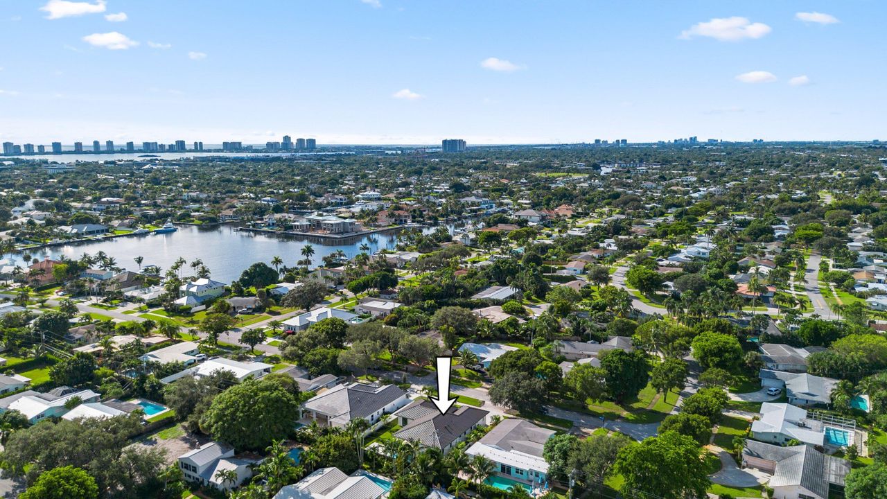 合同活跃: $2,099,000 (4 贝兹, 3 浴室, 2479 平方英尺)