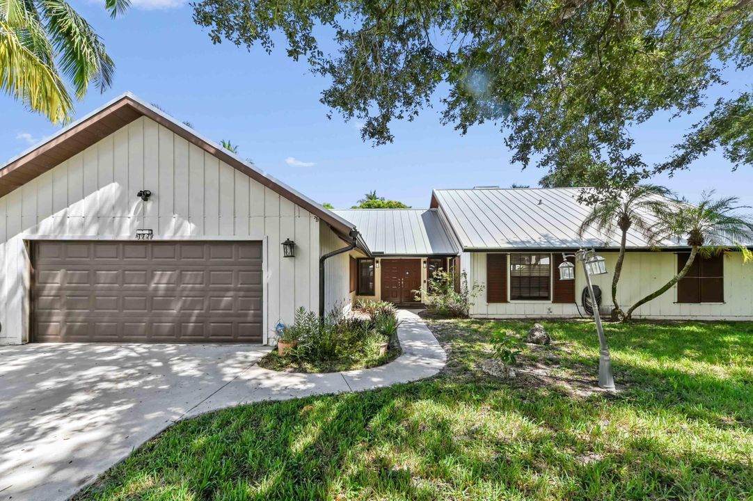 For Sale: $599,900 (3 beds, 2 baths, 1658 Square Feet)