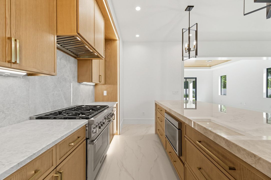 合同活跃: $2,099,000 (4 贝兹, 3 浴室, 2479 平方英尺)