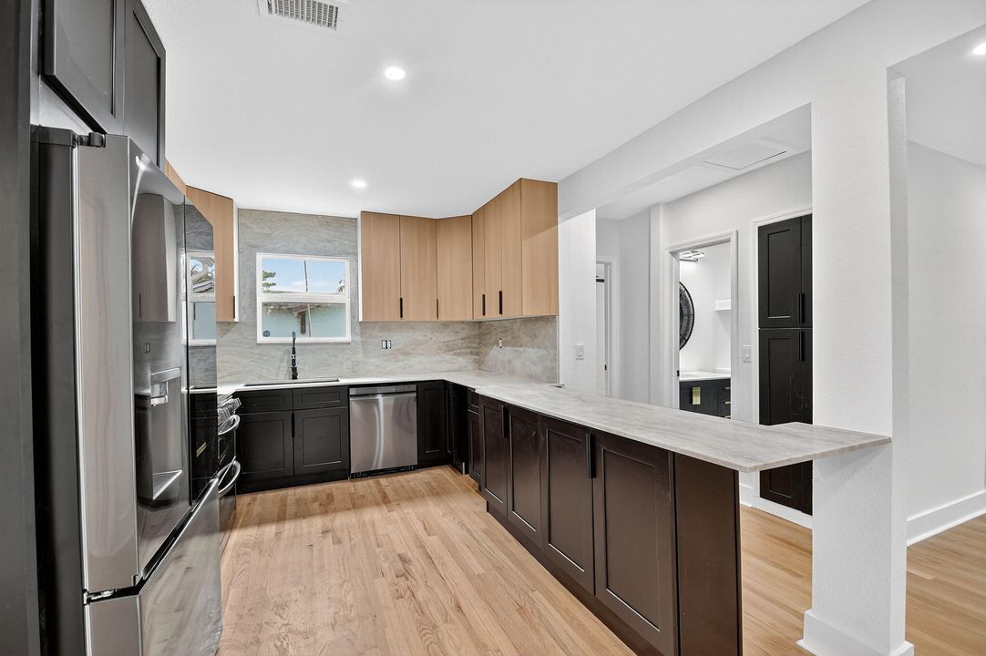 На продажу: $649,999 (2 спален, 2 ванн, 1252 Квадратных фут)