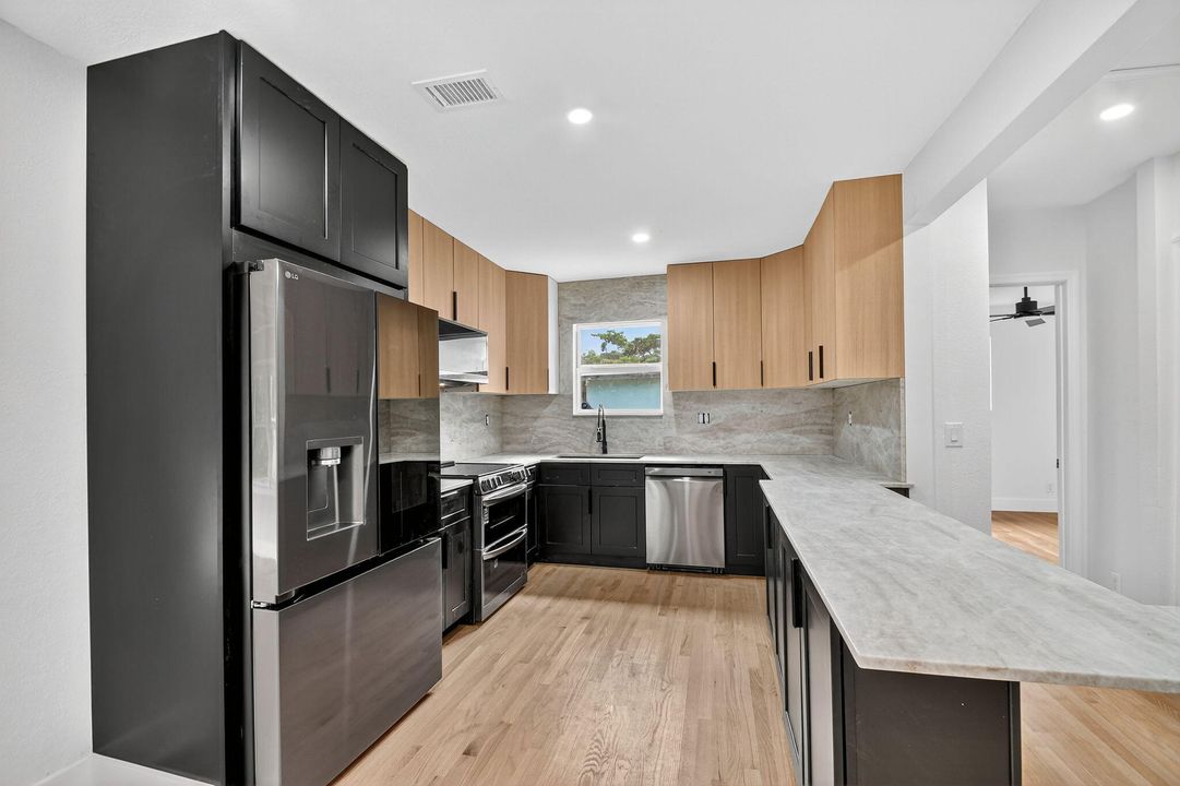 На продажу: $649,999 (2 спален, 2 ванн, 1252 Квадратных фут)