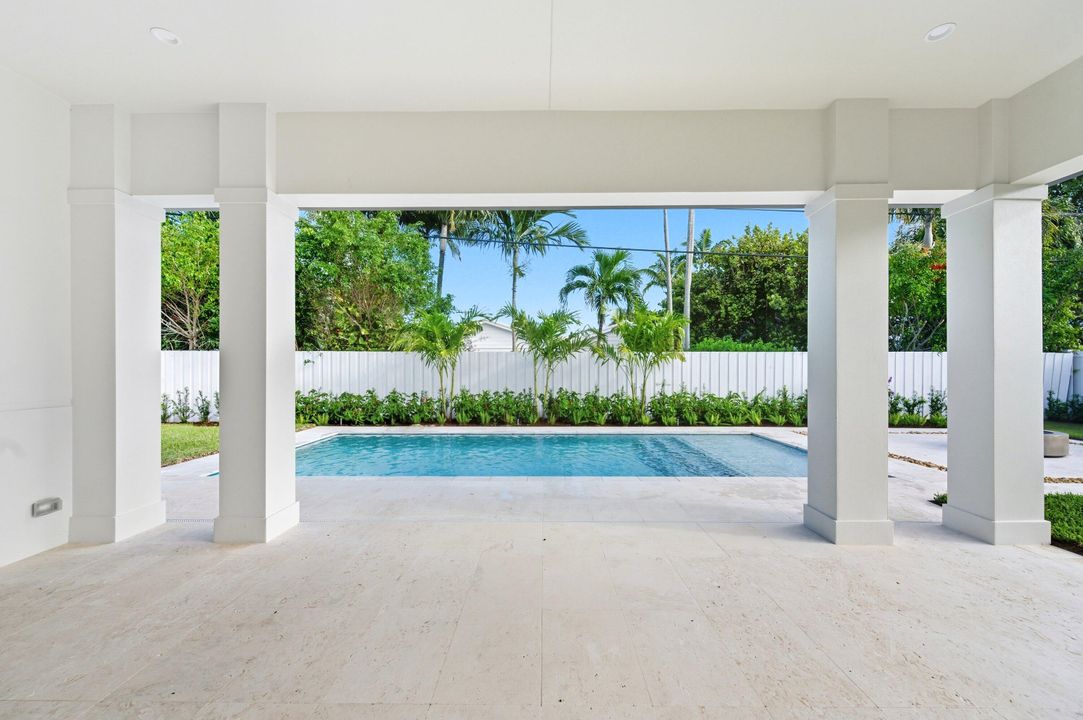 合同活跃: $2,099,000 (4 贝兹, 3 浴室, 2479 平方英尺)