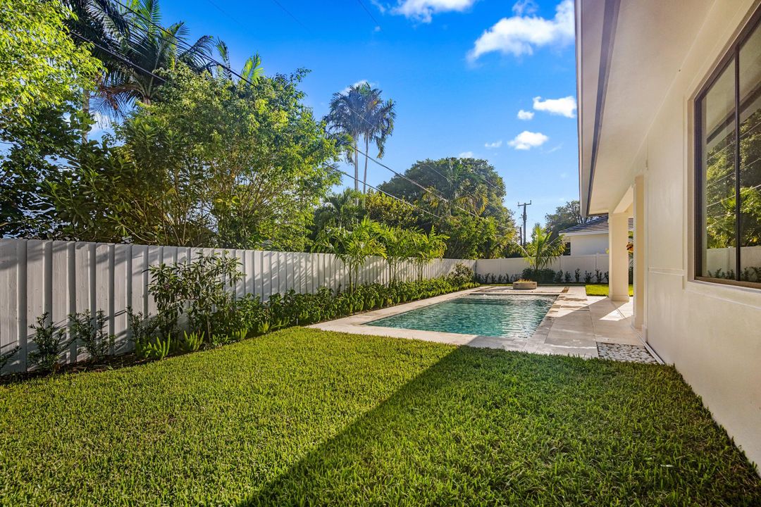 合同活跃: $2,099,000 (4 贝兹, 3 浴室, 2479 平方英尺)