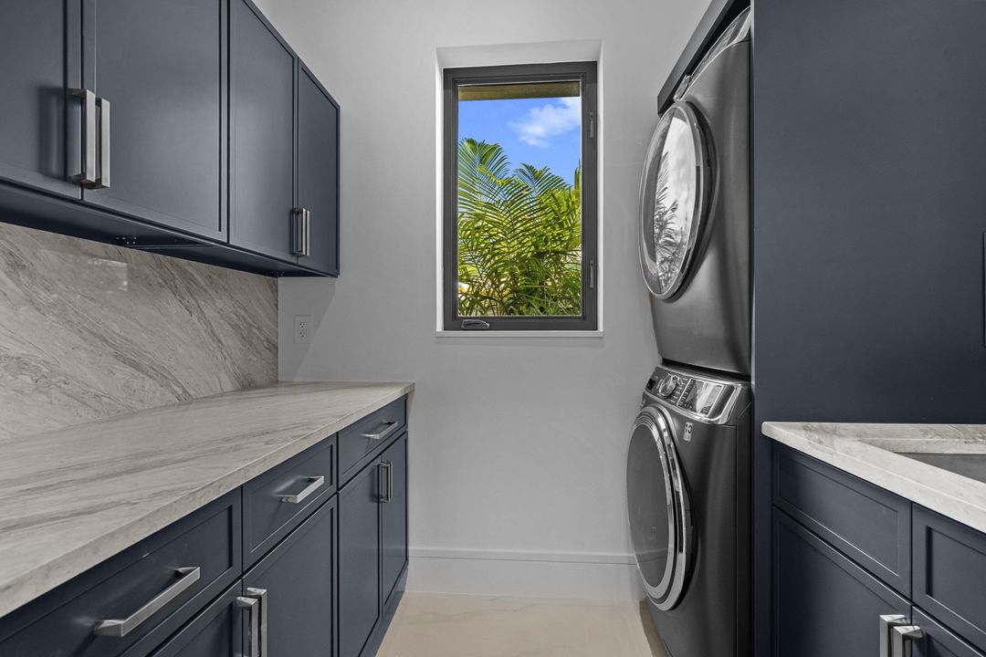 合同活跃: $2,099,000 (4 贝兹, 3 浴室, 2479 平方英尺)