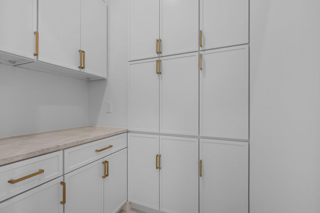 合同活跃: $2,099,000 (4 贝兹, 3 浴室, 2479 平方英尺)