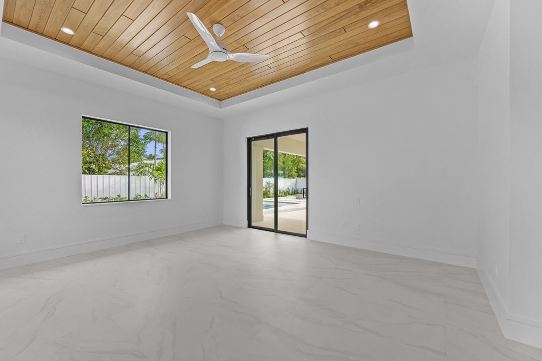 合同活跃: $2,099,000 (4 贝兹, 3 浴室, 2479 平方英尺)