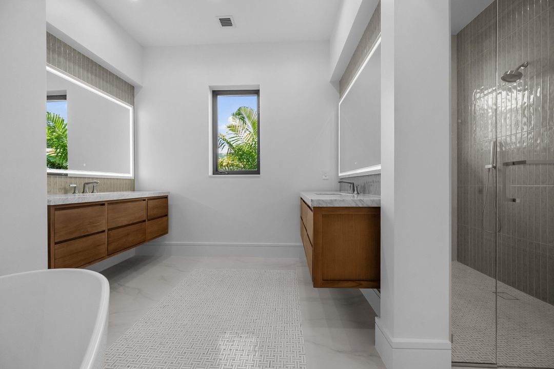 合同活跃: $2,099,000 (4 贝兹, 3 浴室, 2479 平方英尺)