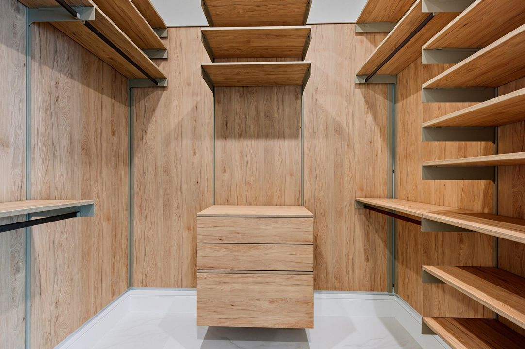 合同活跃: $2,099,000 (4 贝兹, 3 浴室, 2479 平方英尺)