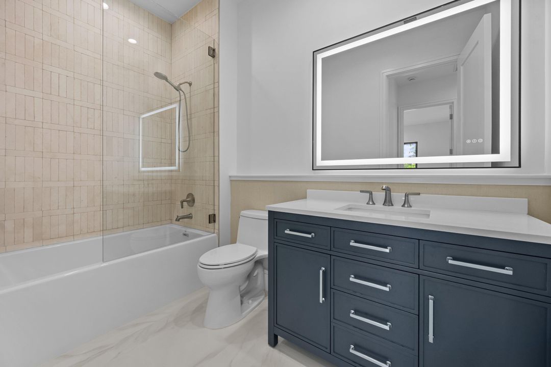 合同活跃: $2,099,000 (4 贝兹, 3 浴室, 2479 平方英尺)