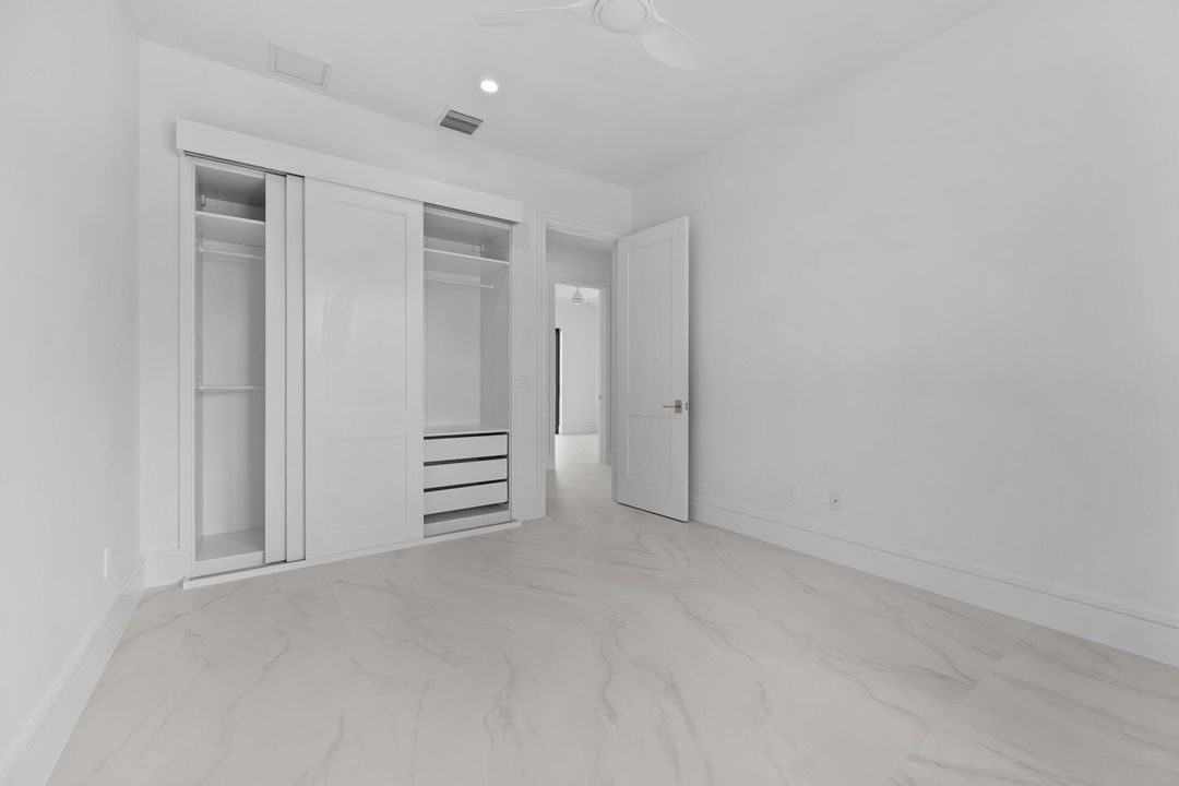 合同活跃: $2,099,000 (4 贝兹, 3 浴室, 2479 平方英尺)