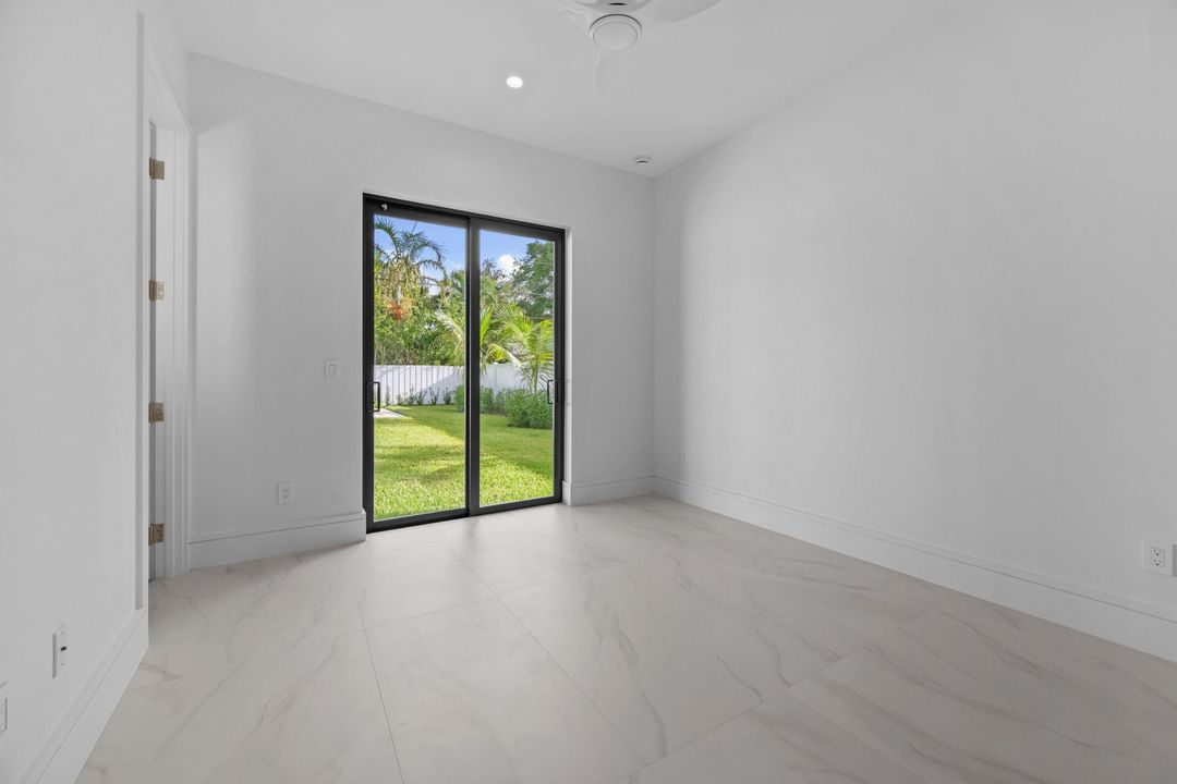 合同活跃: $2,099,000 (4 贝兹, 3 浴室, 2479 平方英尺)