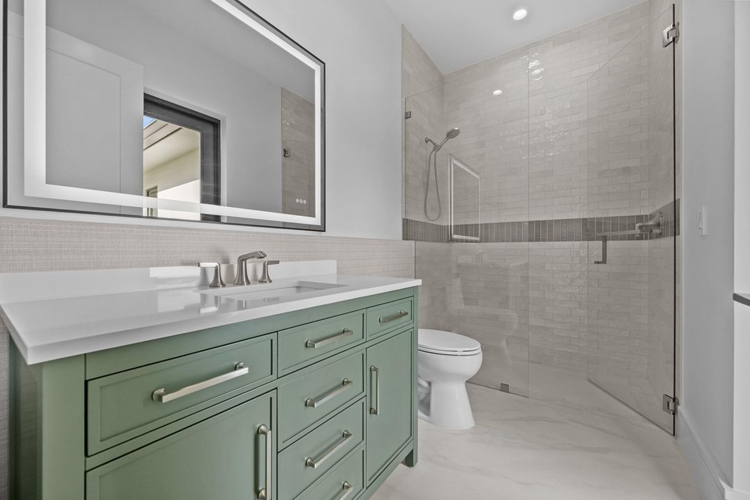 合同活跃: $2,099,000 (4 贝兹, 3 浴室, 2479 平方英尺)