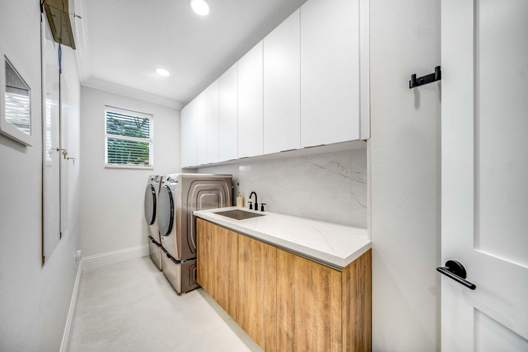 For Sale: $1,850,000 (5 beds, 5 baths, 5359 Square Feet)