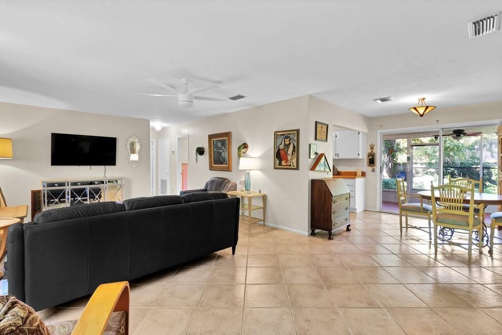 待售: $425,000 (2 贝兹, 2 浴室, 1292 平方英尺)