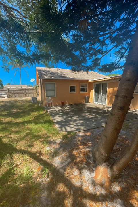 Active With Contract: $284,999 (3 beds, 1 baths, 897 Square Feet)