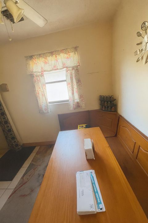 Active With Contract: $284,999 (3 beds, 1 baths, 897 Square Feet)