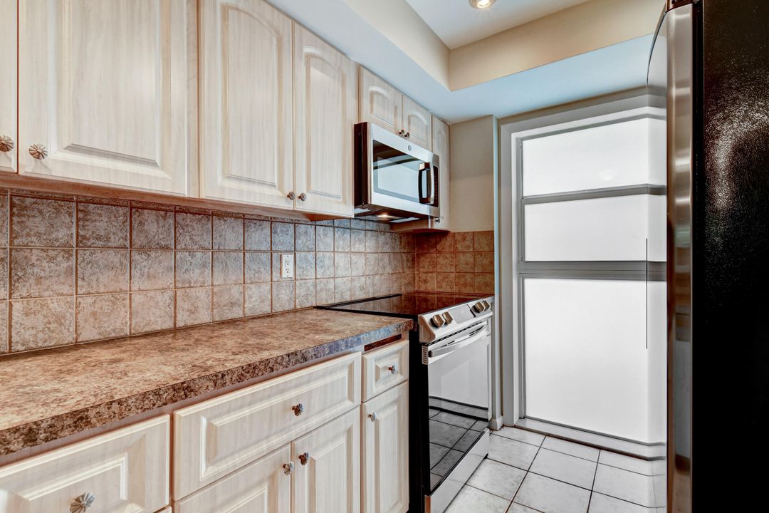 Под контрактом: $275,000 (2 спален, 2 ванн, 1020 Квадратных фут)