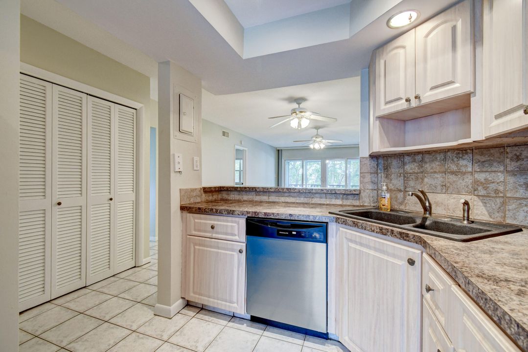 Под контрактом: $275,000 (2 спален, 2 ванн, 1020 Квадратных фут)