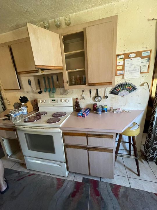 Active With Contract: $284,999 (3 beds, 1 baths, 897 Square Feet)