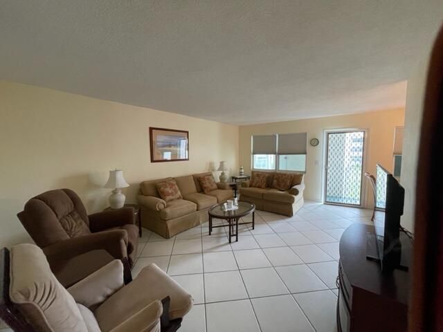 Active With Contract: $2,900 (2 beds, 1 baths, 1156 Square Feet)