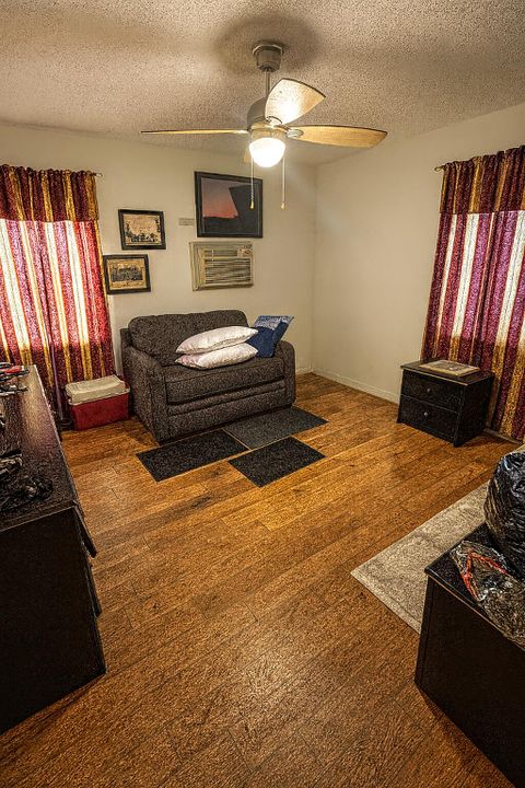 Active With Contract: $284,999 (3 beds, 1 baths, 897 Square Feet)