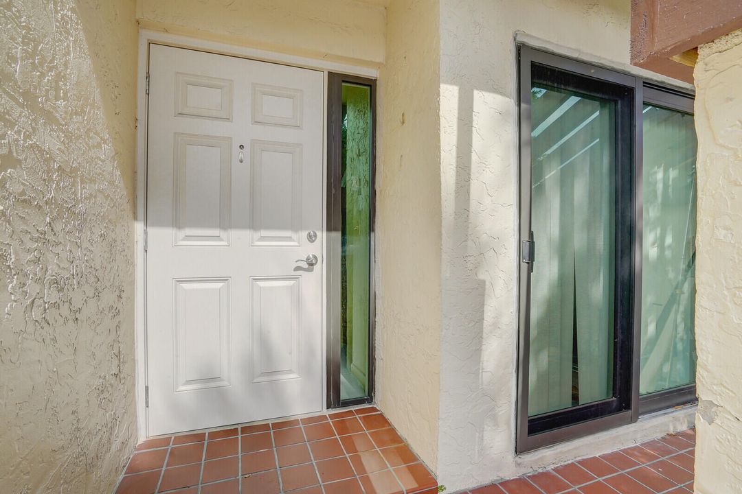 На продажу: $220,000 (2 спален, 2 ванн, 1123 Квадратных фут)