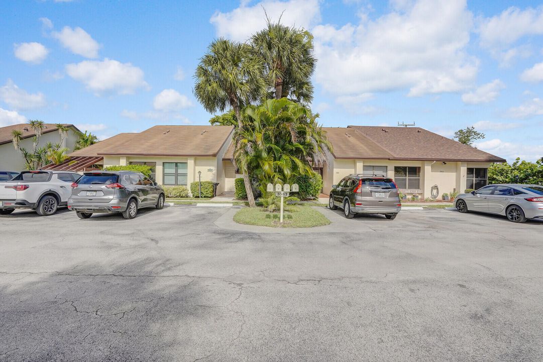 На продажу: $220,000 (2 спален, 2 ванн, 1123 Квадратных фут)