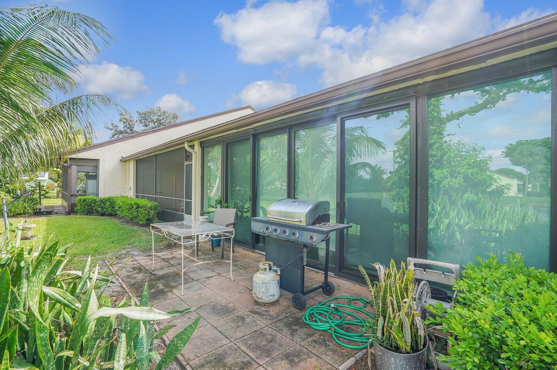 На продажу: $220,000 (2 спален, 2 ванн, 1123 Квадратных фут)