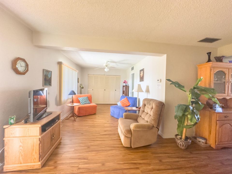 合同活跃: $49,900 (1 贝兹, 1 浴室, 894 平方英尺)