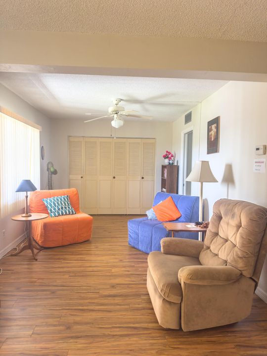 合同活跃: $49,900 (1 贝兹, 1 浴室, 894 平方英尺)