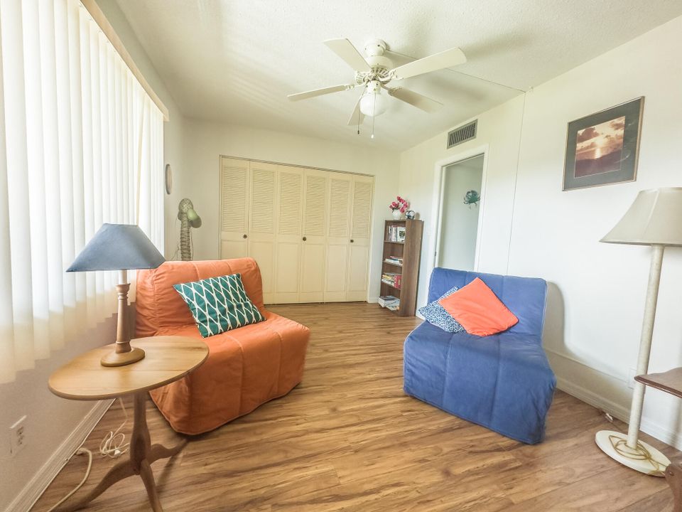 合同活跃: $49,900 (1 贝兹, 1 浴室, 894 平方英尺)