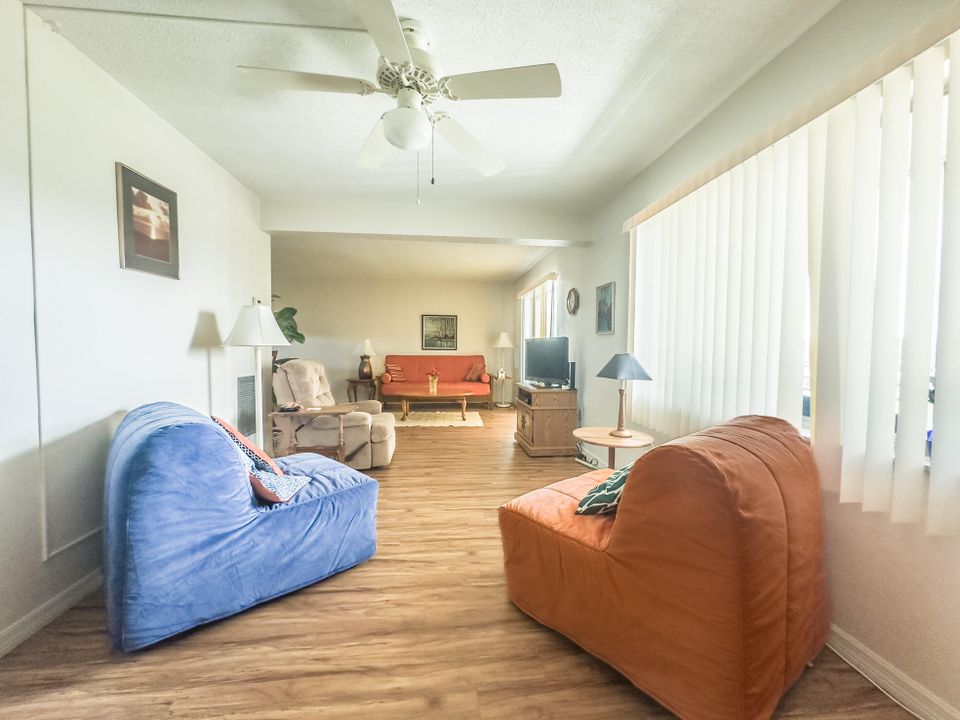 合同活跃: $49,900 (1 贝兹, 1 浴室, 894 平方英尺)