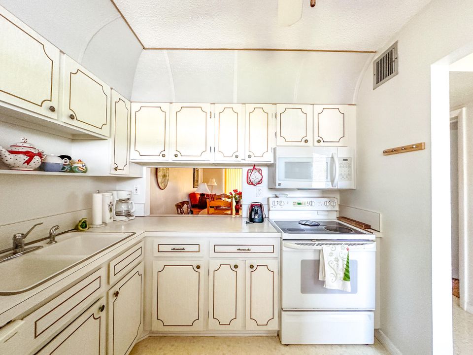 合同活跃: $49,900 (1 贝兹, 1 浴室, 894 平方英尺)