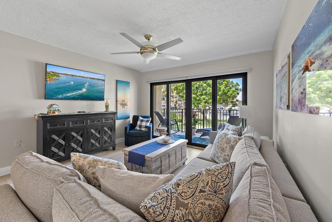 На продажу: $530,000 (2 спален, 2 ванн, 1385 Квадратных фут)