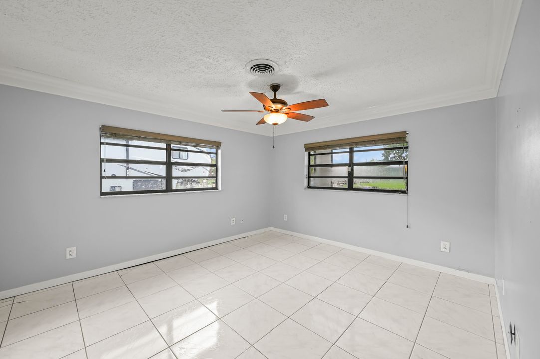 Под контрактом: $400,000 (3 спален, 2 ванн, 1224 Квадратных фут)